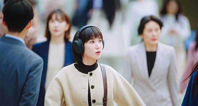 그린커 교수는 드라마 속 우영우 변호사(위)가 <말아톤>의 초원보다 나아간 캐릭터라고 말한다. ⓒENA 채널