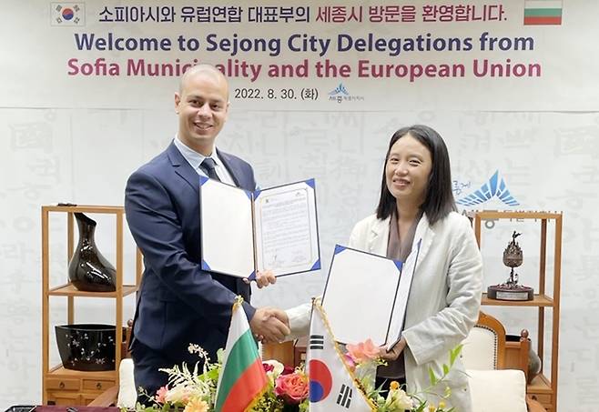 세종시-불가리아 소피아시 교류협력 의향서 체결      (세종=연합뉴스) 채수경 세종시 기획조정실장(오른쪽)과 케레조프 겐초 불가리아 소피아시 디지털혁신국장이 30일 세종시청 회의실에서 교류 협력 의향서를 체결한 뒤 기념사진을 찍고 있다. 2022.8.30 [세종시 제공. 재판매 및 DB 금지]