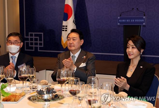 박수치는 윤석열 대통령 내외 (마드리드=연합뉴스) 서명곤 기자 = 윤석열 대통령과 김건희 여사가 29일(현지시간) 스페인 마드리드 만다린 오리엔탈 리츠호텔에서 열린 동포 만찬간담회에서 박수를 치고 있다.  2022.6.30 seephoto@yna.co.kr