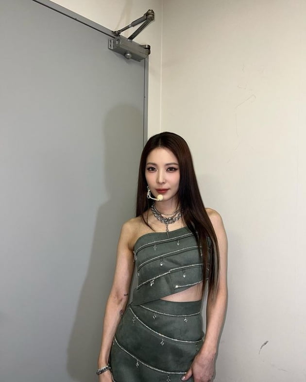 Singer BoA shared her daily life.BoA posted three photos on his instagram on the 31st, along with an article entitled 5:5 straight hair for 20 years.BOA is staring at the camera in a set form before going on stage.In particular, she has maintained her straight hair at 5:5 for 20 years. Her hair is notable.Meanwhile, BoA is appearing on Mnet Street Man Fighter which is currently on air.