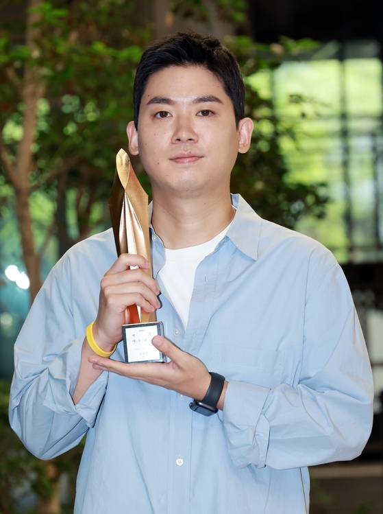 배우 조현철이 18일 오후 서울 마포구 상암동 JTBC에서 백상 인터뷰를 진행했다. 조현철이 인터뷰에 앞서 포토타임을 갖고 있다.  드라마 '아르곤' '호텔 델루나' '구경이', 영화 '초행' '삼진그룹 영어토익반' '이웃사람' 등에 출연해 얼굴을 알린 조현철은 넷플릭스 오리지널 시리즈 'D.P.'에서 강렬한 인상을 남기며 제58회 백상예술대상 TV부문 남자 조연상을 수상했다.  김진경 엔터뉴스팀 기자 kim.jinkyung@jtbc.co,kr (콘텐트비즈니스본부) /2022.08.18/