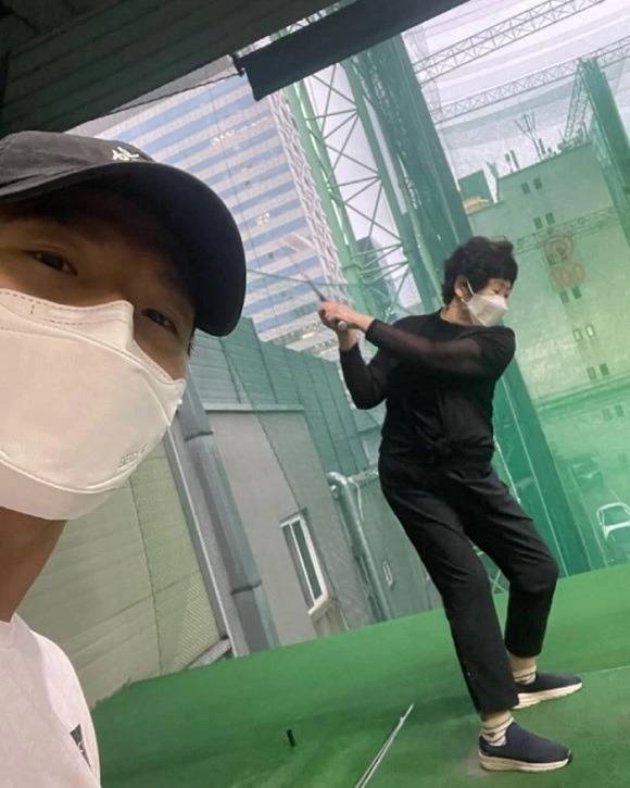 김종국이 30일 자신의 SNS를 통해 모친의 근황을 공개해 팬들의 반가움을 샀다. /김종국 SNS 캡처