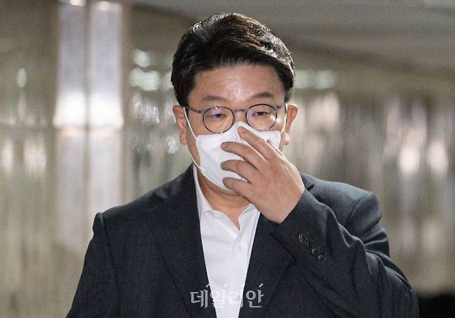 권성동 국민의힘 원내대표가 30일 서울 여의도 국회에서 열린 의원총회가 정회된 후 의총장을 나서고 있다. (공동취재사진) ⓒ데일리안 박항구 기자