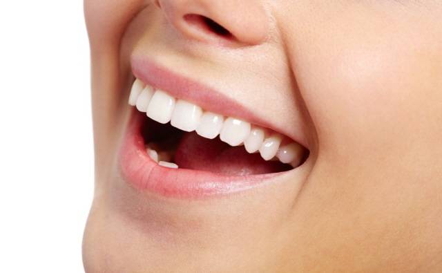 입안이 건조할 땐 주변 습도를 높이고, 무설탕 껌이나 사탕을 먹어 침 분비량을 늘리는 게 좋다./사진=클립아트코리아