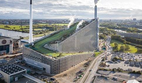 스키장과 암벽장을 설치한 덴마크 아마게르 바케 소각장. [사진 서울시청]