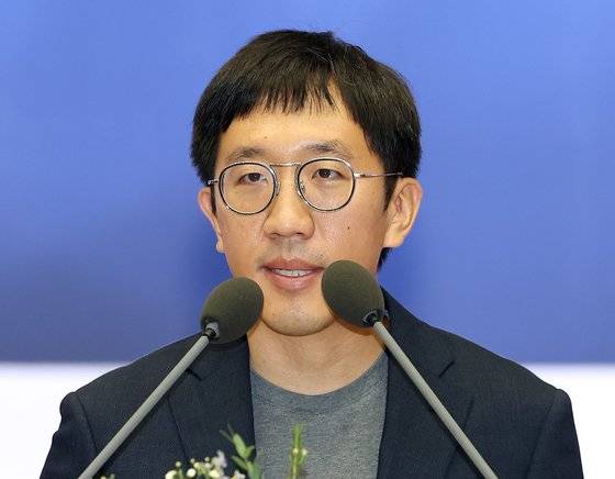 필즈상 수상자인 허준이 교수가 29일 서울 관악구 서울대학교에서 열린 제76회 후기 학위수여식에서 축사하고 있다. 연합뉴스〉