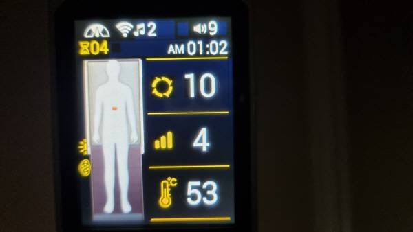 세라젬 마스터 V6 리모컨. 10번 스트레칭 모드에 온도는 섭씨 53도이고 새벽 1시를 나타낸다. 잔여시간은 4분이라는 뜻이다. 정옥재 기자