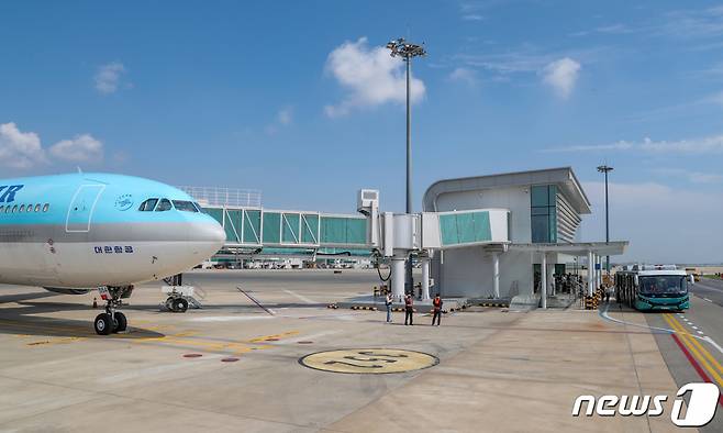 (서울=뉴스1) = 인천국제공항공사는 26일 오후 인천공항 제2여객터미널에 국내공항 최초로 도입된 원격탑승시설의 정식 운영에 앞서 운영 관숙화 및 효율성 제고, 운영상 문제점 발굴·보완을 위해 사전 시험운영을 실시했다고 28일 밝혔다. 원격탑승시설은 여객터미널이 아닌 계류장(항공기 이동지역)에서 항공기를 탑승하는 여객들을 위한 실내 탑승시설로 미국 LA 및 독일 뮌헨 등 해외 주요공항에서 운영 중이며, 국내에서는 인천공항에 처음으로 도입됐다. (인천공항공사 제공) 2022.8.28/뉴스1 Copyright (C) 뉴스1. All rights reserved. 무단 전재 및 재배포 금지.