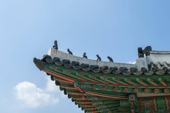 궁궐 단청의 초록은 동록으로 칠한다. 류재민 기자
