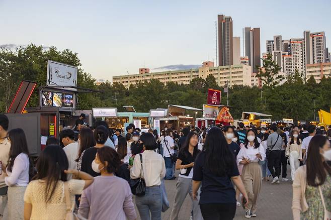 야시장에 엄청난 인파가 몰렸다. 오후 6시30분 이후면 음식 주문하기도 어렵다