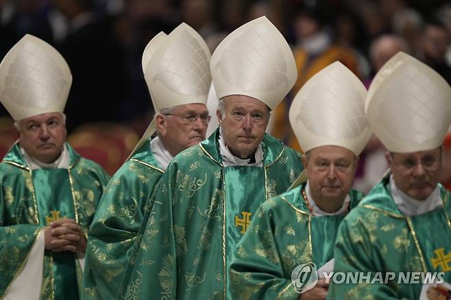 성베드로 대성전에 입장하는 새 추기경들 (바티칸 AP=연합뉴스) 30일(현지시간) 신임 추기경 서임 축하 미사가 열린 바티칸 성베드로 대성전으로 새 추기경들이 입장하고 있다. 2022.8.31 photo@yna.co.kr