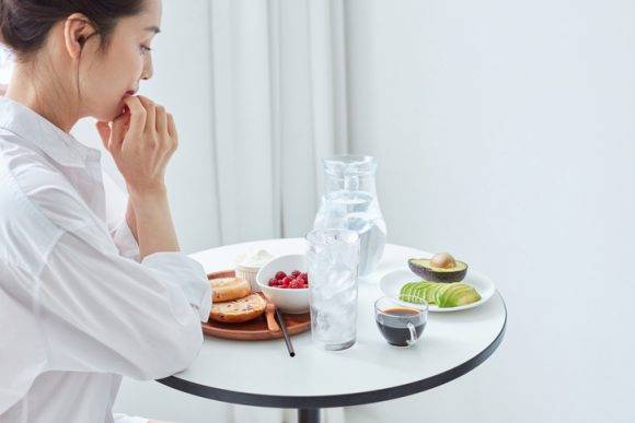 혈당을 낮추기 위해선 식이섬유가 풍부한 채소를 섭취하고, 단백질이 풍부한 고기와 생선 마지막으로 탄수화물 순서로 섭취해야 한다. [사진=게티이미지뱅크]