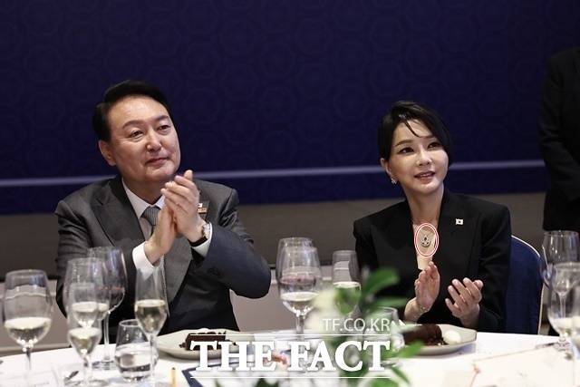 김건희 여사는 지난 6월 나토(NATO, 북대서양조약기구) 순방 당시 지인으로부터 수천만 원의 목걸이(붉은 원)를 빌렸다. 스페인 마드리드 순방 당시 제스페인 동포 간담회에 참석한 윤석열 대통령과 김 여사. /뉴시스