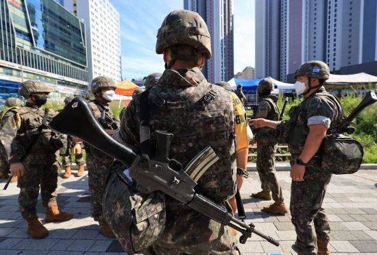 육군 56사단 군 장병들이 지난 23일 오후 서울 은평구 롯데몰 은평점에서 열린 2022 을지연습 훈련에서 수색-경계 작전을 펼치기 위해 이동 전 훈련 지령을 공유하고 있다. [이미지출처=연합뉴스]