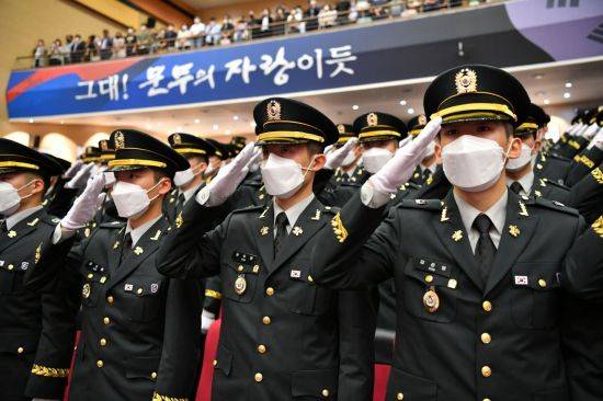 신임 장교들이 지난 6월24일 충북 괴산 육군학생군사학교에서 열린 '학사사관 67기 및 간부사관 43기 통합임관식'에서  경례하고 있다. [이미지출처=연합뉴스]