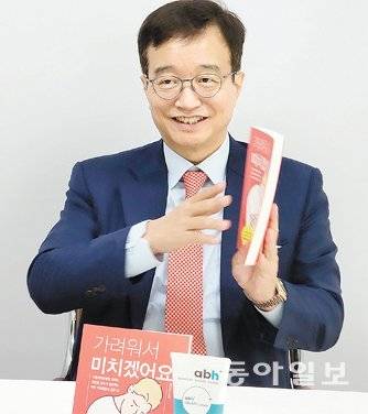 최근 ‘가려워서 미치겠어요’를 출간한 정진호 서울대병원 피부과 교수가 가려움증을 해결하기 위한 방법을 이야기하고 있다. 이진한 기자 likeday@donga.com