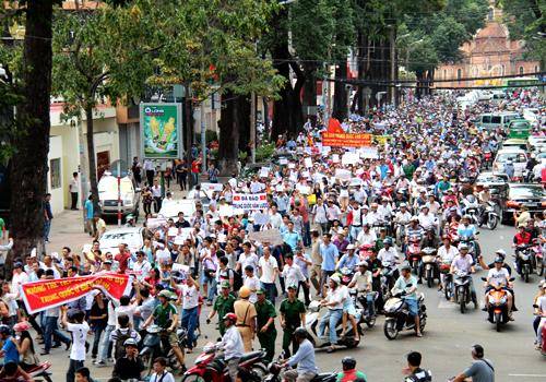 2014년 5월 베트남 남부 빈즈엉성 시민 수만 명이 거리로 나서 반중 시위를 벌이고 있다. VN익스프레스 캡처