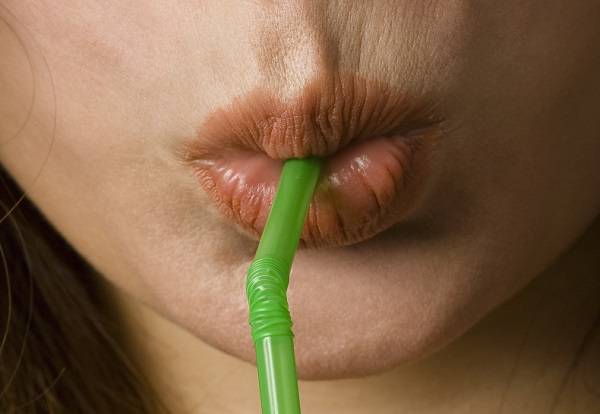 빨대로 음료를 마시는 습관은 팔자주름을 유발할 수 있다./사진=클립아트코리아