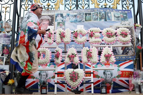 8월 31일 영국 런던 켄싱턴궁 앞에 다이애나를 추모하는 사람들이 모여들었다. AFP=연합뉴스