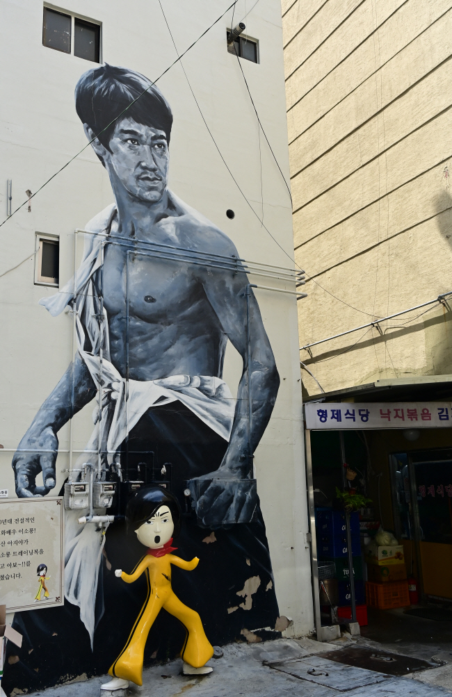 '맨발의 청춘길'의 건물 외벽에 그려진 홍콩 액션 배우 이소룡 벽화.