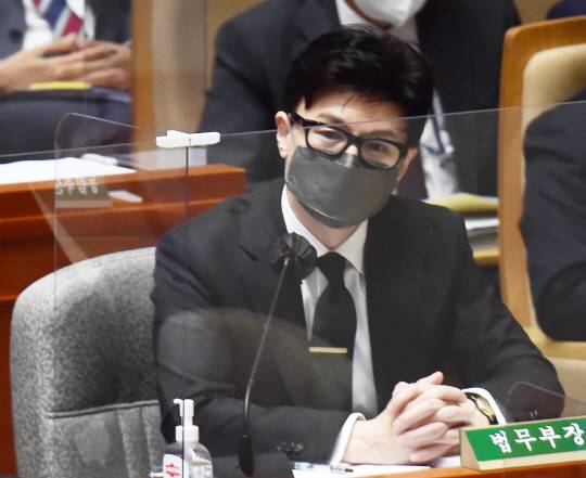 한동훈 법무부 장관이 1일 서울 영등포구 국회 본관에서 열린 예산결산특별위원회 제1차 전체회의에 출석해 질의에 답변하고 있다. 국회사진기자단