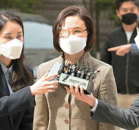 재판에 출석하며 기자들의 질문을 받고 있는 정경심 전 교수. 문화일보 자료사진