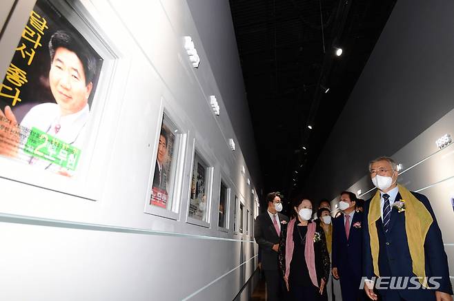 [김해=뉴시스] 차용현 기자 = 1일 오전 문재인 전 대통령과 김정숙 여사, 권양숙 여사가 이날 경남 김해시 진영읍 봉하마을에서 개관한 노무현 대통령 기념관을 둘러보고 있다. 2022.09.01. con@newsis.com