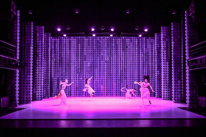 [서울=뉴시스] 안은미컴퍼니 신작 '디어 누산타라: 잘란잘란' 프레스콜이 1일 오후 서울 세종문화회관 S씨어터에서 진행됐다. (사진=세종문화회관 제공) 2022.09.01. photo@newsis.com *재판매 및 DB 금지