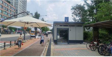 ▲ 경기도 고양시 행신역 앞 광장 인도 절반을 차지한 대형 자전거보관소 구조물. 행신역 삼거리 횡단보도 바로 앞이기도 하다. (사진제공: 대책위)