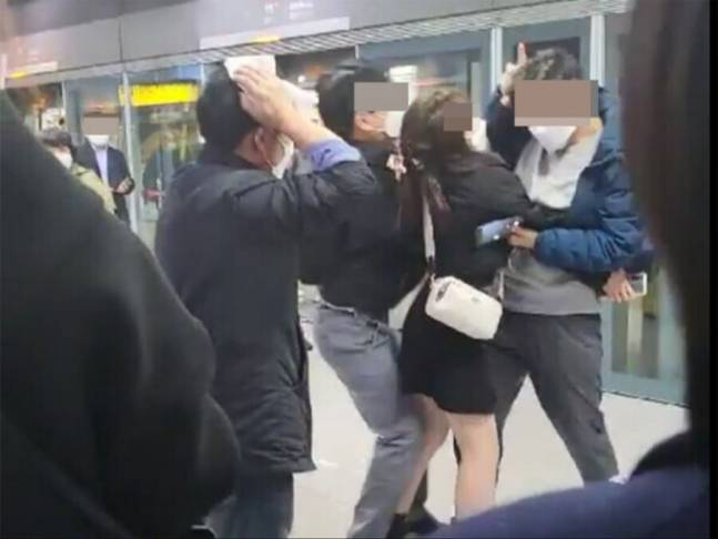 지난 3월16일 서울 지하철 9호선에서 술에 취한 20대 여성(오른쪽에서 두번째)이 60대 남성을 폭행하는 모습. 이 여성은 지하철에서 내려 이를 말리는 다른 이의 멱살을 잡는 등 과격한 행위를 이어갔다. 온라인 커뮤니티 캡처