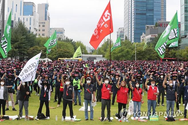 민주노총 건설노조 대전 도심 집회 (대전=연합뉴스) 이주형 기자 = 민주노총 전국건설노동조합 대전세종건설지부 조합원들이 1일 오전 대전시청 앞 보라매공원에서 총력투쟁 결의대회를 열고 있다. 2022.9.1 coolee@yna.co.kr