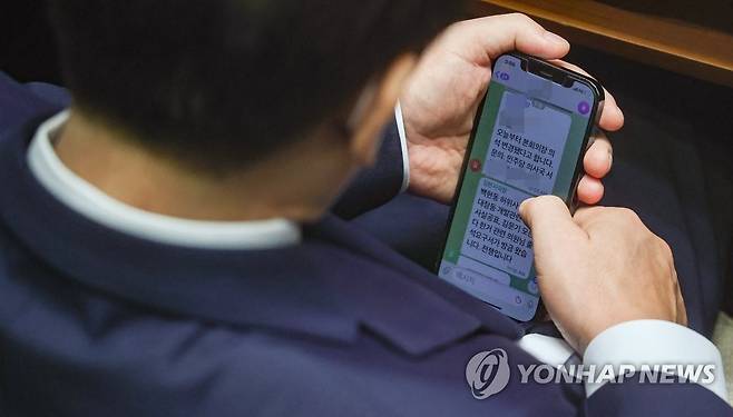 "전쟁입니다"…문자확인하는 이재명 대표 (서울=연합뉴스) 백승렬 기자 = 더불어민주당 이재명 대표가 1일 서울 여의도 국회에서 열린 본회의에서 김현지 보좌관(전 경기도청 비서관)에게 "백현동 허위사실공표, 대장동 개발관련 허위사실공표, 김문기(대장동 의혹 관련으로 수사를 받다가 성남도시개발공사 개발1처장) 모른다 한거 관련 의원님 출석요구서가 방금 왔습니다. 전쟁입니다"라는 문자를 받고 있다. 2022.9.1 [국회사진기자단] srbaek@yna.co.kr
