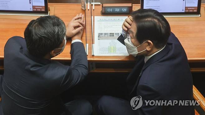 대화하는 이재명 대표 (서울=연합뉴스) 백승렬 기자 = 더불어민주당 이재명 대표(오른쪽)와 전해철 의원이 1일 국회에서 열린 본회의에서 대화를 나누고 있다. 2022.9.1 [국회사진기자단] srbaek@yna.co.kr