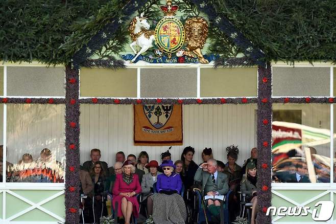 엘리자베스 2세 영국 여왕이 스코틀랜드 브레이마 마을에서 열리는 왕실 전통 축제인 '브레이마 게더링'에 찰스 왕세자와 함께 참석해 행사를 관람하고 있다. 2019.09.07 ⓒ AFP=뉴스1 ⓒ News1 정윤미 기자