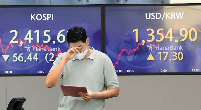 또 올랐다… 원·달러 환율 1354.9원 - 1일 서울 중구 하나은행 본점 딜링룸 전광판에 주가와 환율이 표시돼 있다. 이날 달러 대비 원화 환율은 전날보다 17.3원 급등해 올 들어 가장 높은 1354.9원으로 거래를 마쳤다. 장중에는 1355.1원까지 상승했다. /오종찬 기자