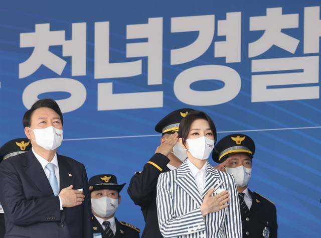 윤석열 대통령과 김건희 여사가 지난 달 19일 충북 충주시 중앙경찰학교에서 열린 310기 졸업식에서 국기에 경례를 하고 있다. 충주=연합뉴스