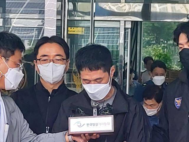 2001년 국민은행 권총 강도살인 사건 피의자 이승만(가운데)이 2일 오전 검찰 송치 전 대전 동부경찰서 현관에서 심경을 밝히고 있다. 대전=최두선 기자