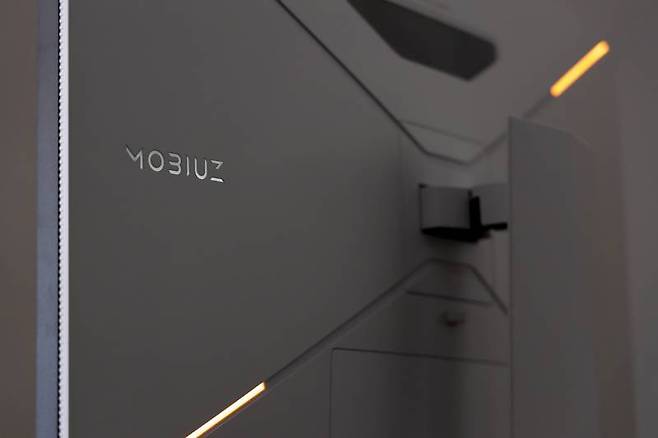 벤큐 모비우스 EX3210U 후면에 배치된 RGB LED 조명, 색상과 효과를 원하는 대로 바꿀 수 있다. 출처=IT동아