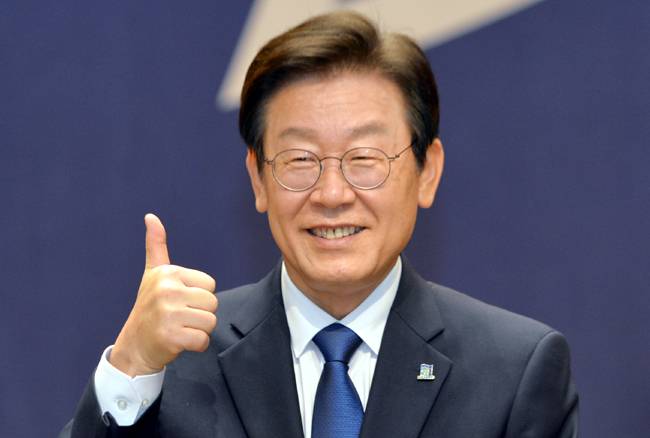 이재명 더불어민주당 대표가 지난 1일 광주 서구 김대중컨벤션센터에서 열린 ‘더 나은 민주당 만들기 타운홀 미팅’에 참석해 엄지척 포즈를 취하고 있다. 뉴시스