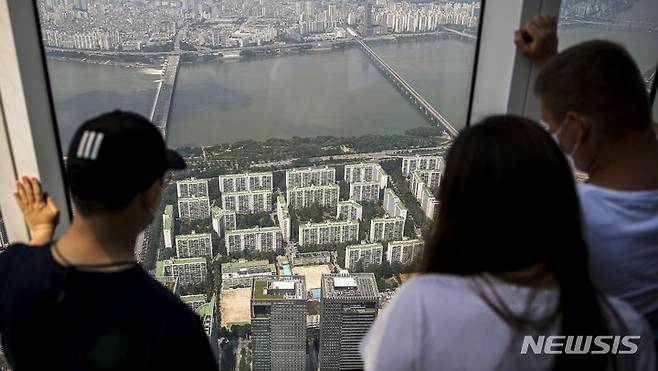 [서울=뉴시스] 정병혁 기자 = 1기 신도시 정비사업 지연 논란으로 경기도를 포함한 수도권 아파트값이 약 10년 만에 가장 큰 폭으로 떨어졌다. 한국부동산원 조사에 따르면 이번주 서울 아파트값은 지난주 대비 0.11% 하락했다. 이는 지난주(-0.09%)보다 하락폭이 커진 것이면서 2019년 3월 4일(-0.11%) 조사 이후 3년5개월여 만에 최대 낙폭이다. 사진은 26일 서울 송파구 롯데월드타워 전망대 서울스카이에서 바라본 서울시내 아파트의 모습. 2022.08.26. jhope@newsis.com