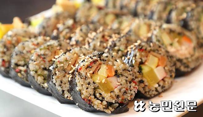 중독성 있는 매운맛을 내는 땡초 김밥. 마요네즈에 찍어 먹으면 고소하고 부드러운 맛을 동시에 느낄 수 있다.