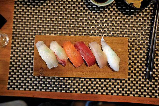 가성비 맛집으로 꼽히는 스시예찬식당 초밥. 10개 1만5,000원. 포장시 12개 1만5,000원.