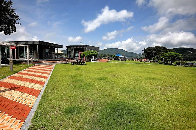 넓은 잔디밭이 있는 카페 아로니움.