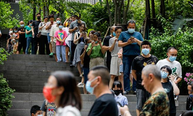 지난 8월 29일 중국 충칭시의 한 거리에 사람들이 코로나19 검사를 위해 줄을 서 있다. EPA연합뉴스