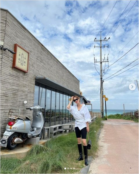 Ayumi, a group from Sugar, reported on his recent trip to Jeju Island.On the 3rd, Ayumi posted a picture on his instagram with an article entitled I wanted to go to Jeju Island ... a curry-loving child ... waiting for curry restaurant information.The photo released shows Ayumi visiting a curry restaurant in Jeju Island, looking happy in front of a delicious dish.Ayumi, who wears black boots in a white shirt in particular, catches the eye with a watery beauty ahead of marriage.On the other hand, Ayumi recently announced the news of marriage, I hope you are blessed with joy because you have met a precious relationship and have been together for a lifetime.Ayumi will perform a marriage ceremony in October with a non-entertainer of two years old and a Seoul native.