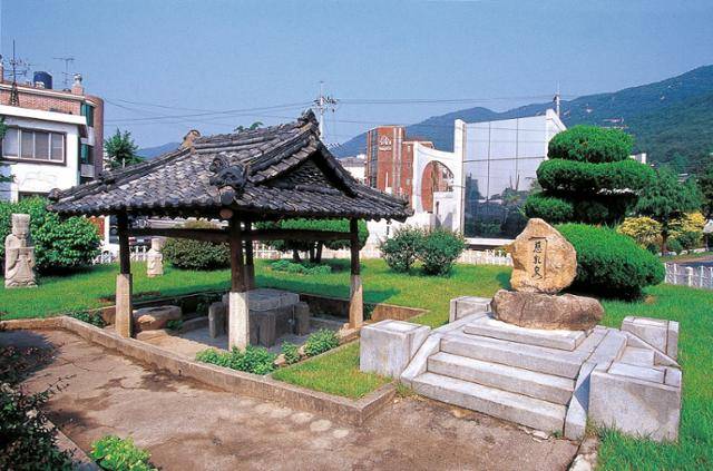 우장춘 박사가 부산 동래구 원예시험장 안에 만든 우물. 한국일보 자료사진