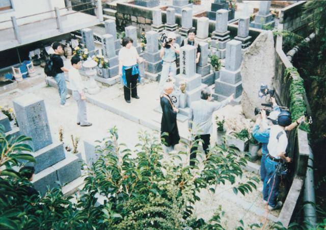 1990년대 우장춘 박사의 일대기를 조명하는 드라마 '조국, 아버지와 아들' 제작 현장. 우 박사 아버지의 묘소가 있는 일본 동북청산묘지에서 촬영하고 있다. 한국일보 자료사진