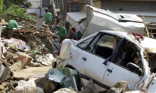 2002년 9월 2일 강원 강릉시에서 군 장병이 태풍 루사로 폐허가 된 주택가를 복구하고 있다. 강릉=AP 연합뉴스