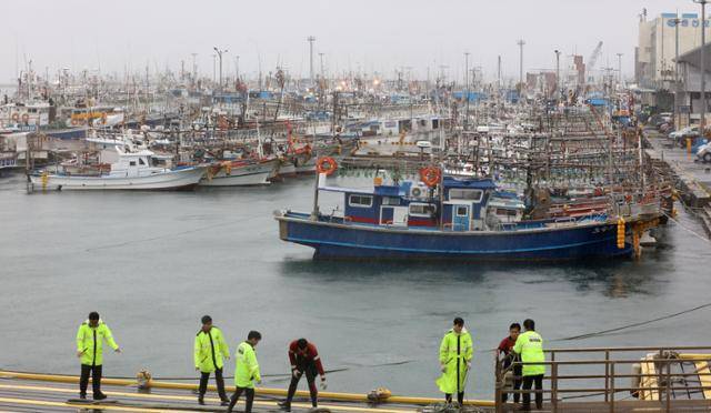태풍 힌남노가 북상 중인 2일 제주 서귀포시 성산항에 어선들이 정박해 있고, 해양경찰 대원들이 작업을 하고 있다. 서귀포=연합뉴스