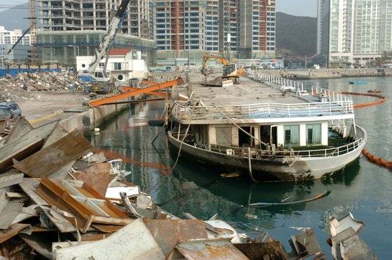 2003년 태풍 매미로 좌초된 해상호텔이 부산 수영만에서 해체되고 있다. [중앙포토]